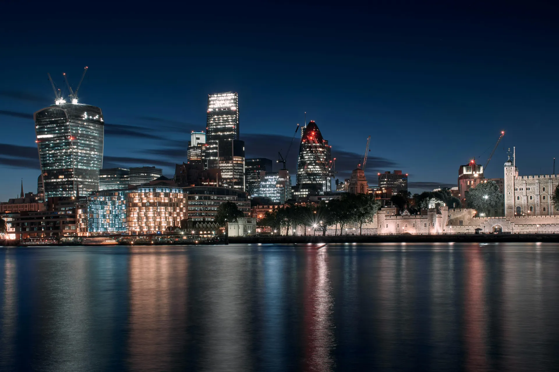 Premium England travel planning with countryside and city inspiration