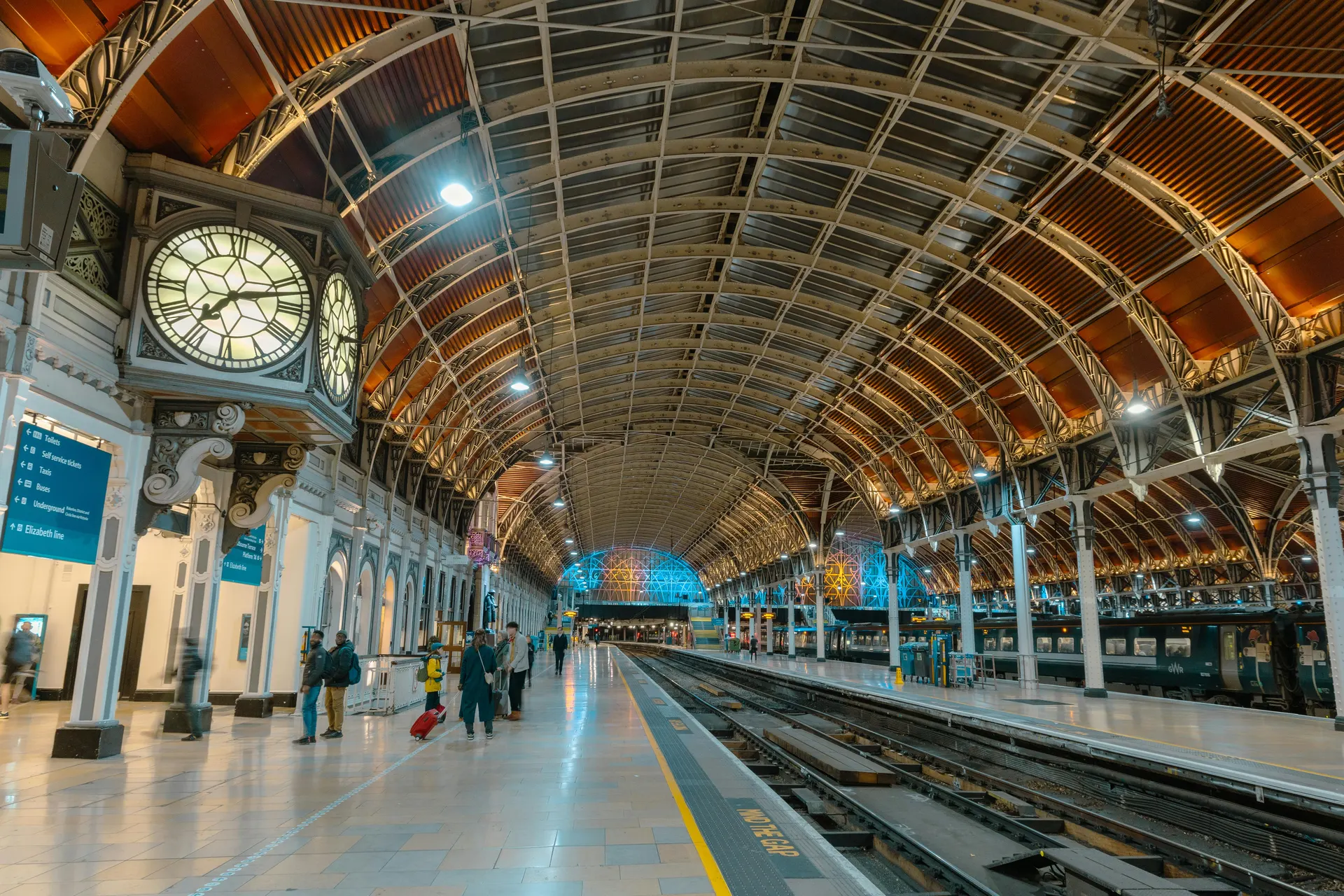 Luxury night rail mood for a refined England itinerary
