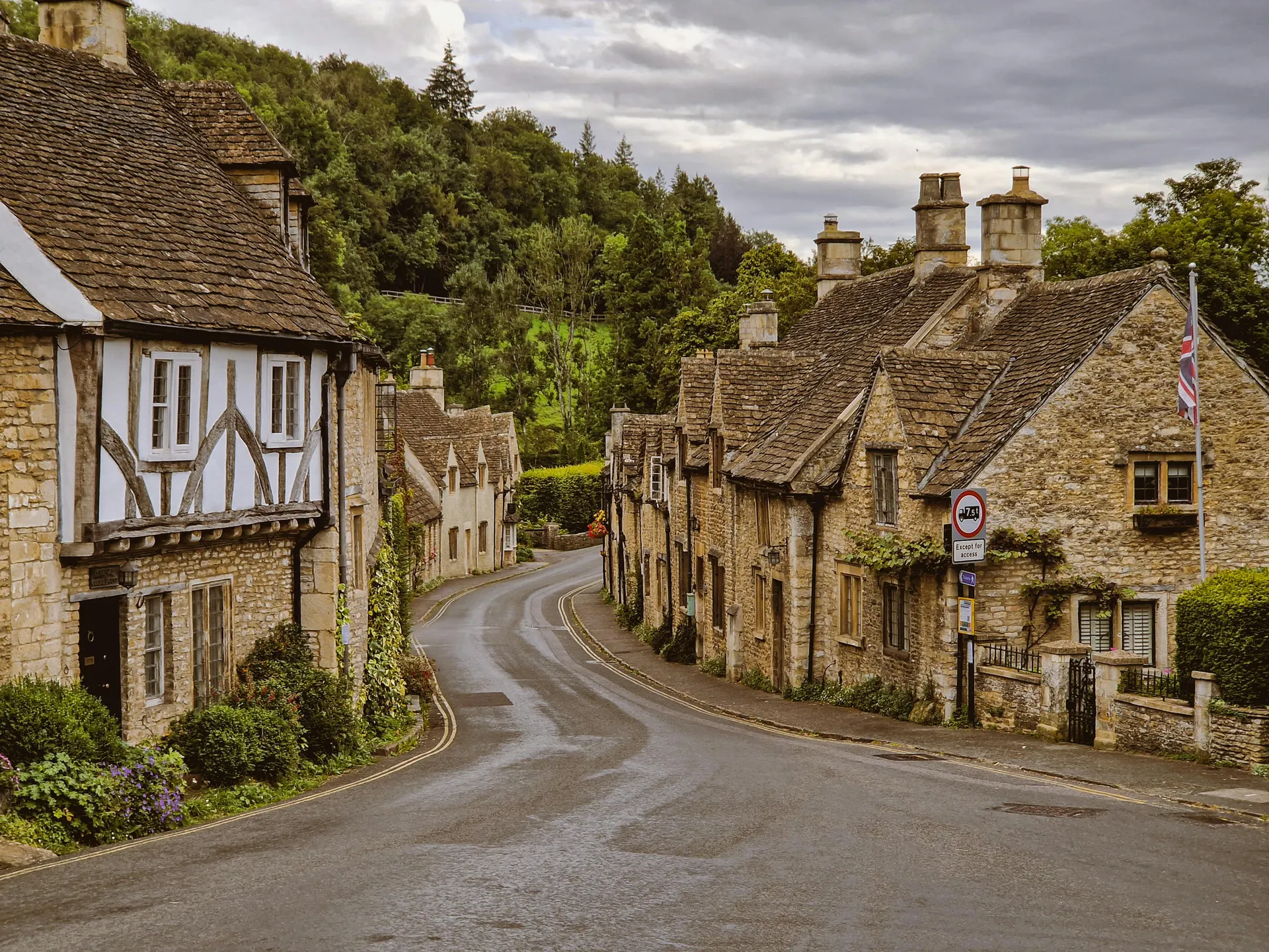 Quiet Cotswolds lanes and limestone villages in England
