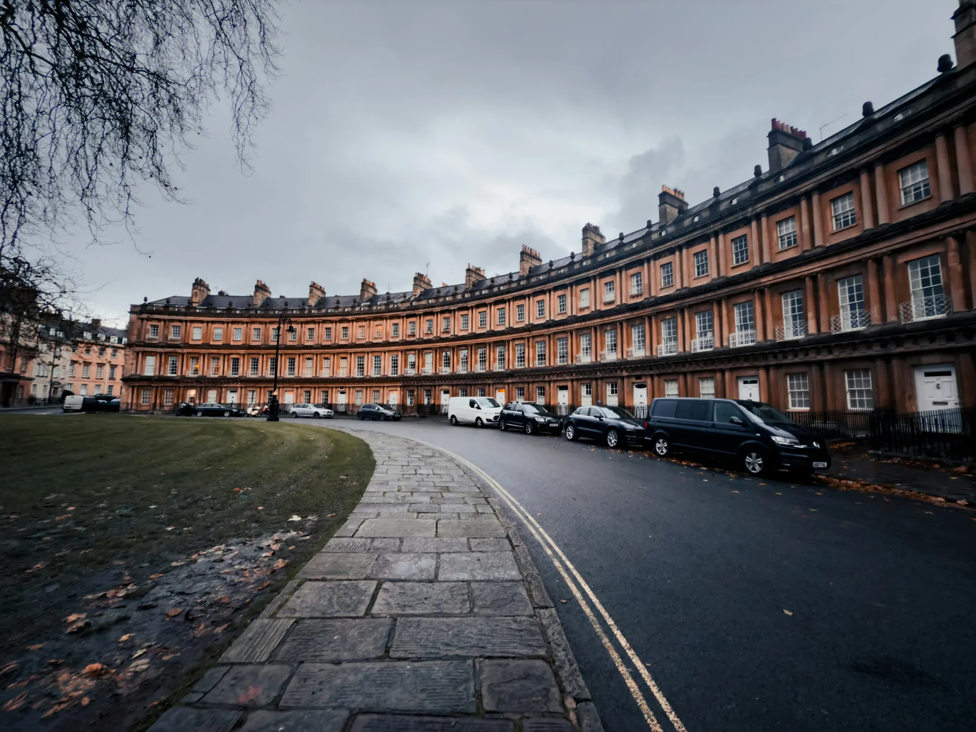 Elegant Georgian streets and spa-city atmosphere in Bath
